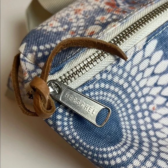 Herschel Supply Co. Fifteen Hip Pack Crossbody Bag Floral Blue Adjustable Strap - Picture 3 of 8